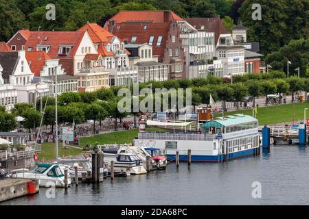 Geografia / viaggio, Germania, Schleswig-Holstein, Travemuende, vista del traghetto a case di trave, diritti aggiuntivi-clearance-Info-non-disponibile Foto Stock