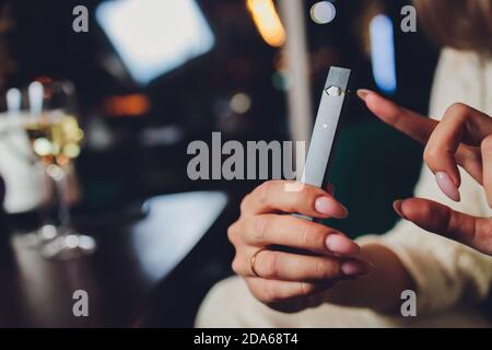 POD o sistemi ultraportatili vape è la più recente elettronica sigaretta Technology.POD vape isolato su sfondo bianco. Foto Stock