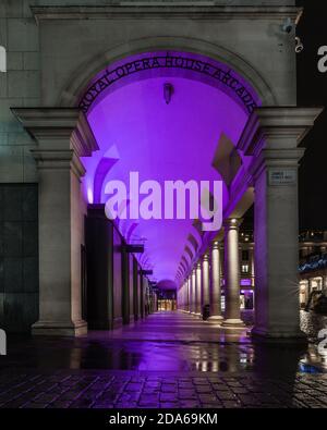 La sala giochi Royal Opera House di Covent Garden è illuminata In un bel porpora di notte durante la chiusura di Londra 2 Foto Stock