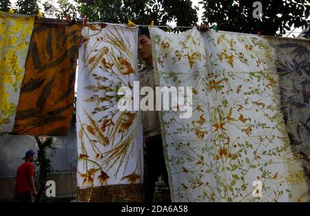 Bogor, Indonesia. 09 novembre 2020. Un artigiano asciuga un panno modellato durante la fabbricazione del tessuto utilizzando tecniche di stampa ecologica presso la galleria di produzione di Arie, a Bogor City, West Java, Indonesia, il 9 novembre 2020. Eco-printing è una tecnica di stampa impianti, foglie e fiori lasciare le loro forme, colore, e segni sul tessuto per una delle tendenze della moda ecocompatibile. (Foto di Adrian/INA Photo Agency/Sipa USA) Credit: Sipa USA/Alamy Live News Foto Stock