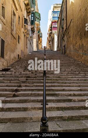 Tipica strada stretta con scale a la Valletta, Malta Foto Stock