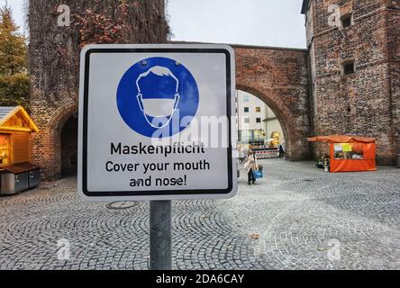 Monaco, Baviera, Germania. 10 Nov 2020. Scene della maschera obbligatoria segni intorno a Monaco Innenstadt (città interna). L'innenstadt è il luogo in cui si riuniscono gli acquirenti e i turisti provenienti da Monaco, Germania e dal mondo e per questo motivo, spesso condizioni di affollamento, maschere e requisiti di distanza. Nonostante le regole e i controlli di polizia, grandi quantità di persone non indossare maschere, anche contemporaneamente non distanziare. Credit: ZUMA Press, Inc./Alamy Live News Foto Stock