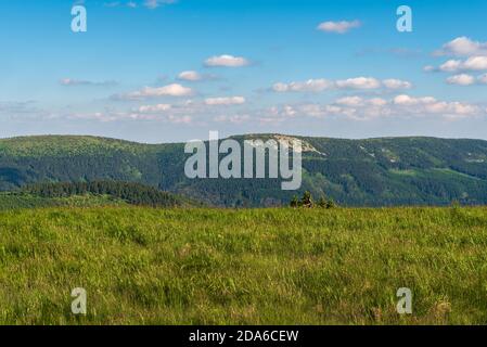 Jeleni hrbet, Bridlagna e Penny colline da Mravanecnik collina in montagna Jeseniky nella repubblica Ceca durante bella serata estiva Foto Stock