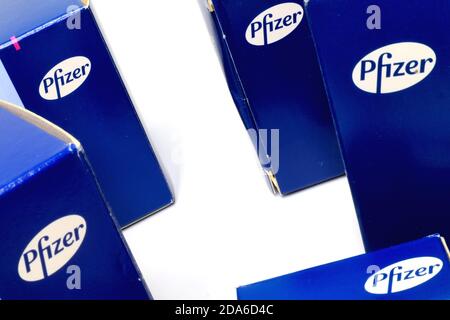 Logo Pfizer sulle scatole della medicina. Pfizer inc. È una multinazionale americana farmaceutica Corporation Foto Stock