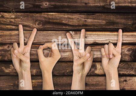 2021 scritta con segni a mani e dita, biglietto d'auguri per il nuovo anno Foto Stock