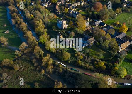 Villaggio e canale a Lower Heyford, Oxfordshire, Inghilterra Foto Stock