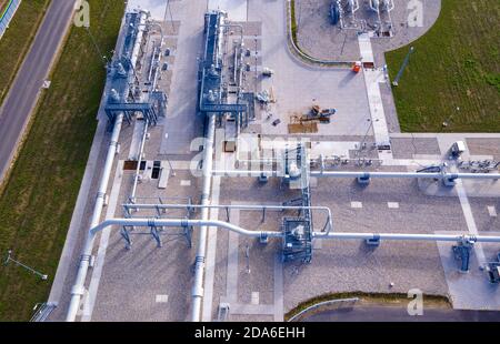 05 novembre 2020, Meclemburgo-Pomerania occidentale, Lubmin: Le doppie valvole di chiusura sono installate tra i sistemi di tubazioni della stazione di ricezione del gas del gasdotto Nord Stream del Mar Baltico. (Fotografia aerea scattata con un drone) mancano ancora gli ultimi collegamenti tra i sistemi di tubazioni; questi saranno collegati solo quando la tubazione sarà completata. In seguito, saranno trattati qui sei milioni e mezzo di metri cubi di gas naturale all'ora e consegnati alle condotte a valle alla giusta pressione. In origine, il gasdotto per il gas naturale dalla Russia era previsto per entrare in flusso al Th Foto Stock