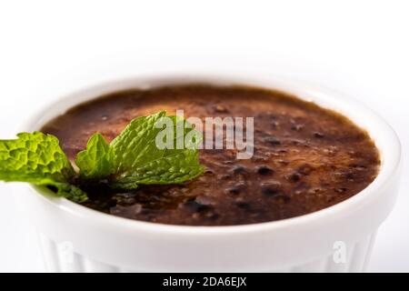 Creme brulee fatto in casa isolato su sfondo bianco Foto Stock