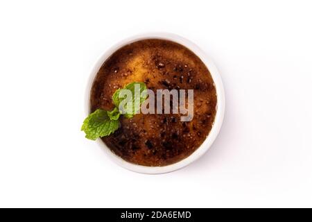 Creme brulee fatto in casa isolato su sfondo bianco Foto Stock