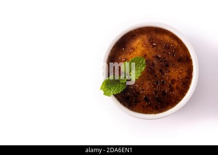 Creme brulee fatto in casa isolato su sfondo bianco Foto Stock