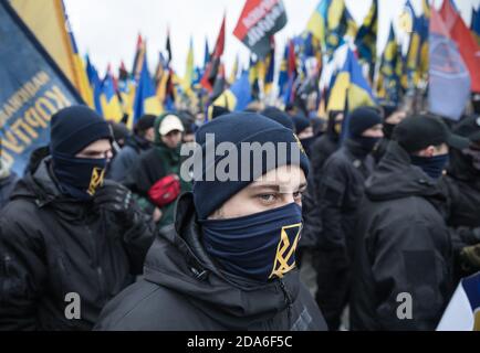 KIEV, UCRAINA - 22 febbraio 2017: Attivisti di gruppi nazionalisti durante la marcia della dignità nazionale per onorare i manifestanti che sono stati uccisi durante le manifestazioni pro-europee Maidan nel 2013-14 Foto Stock