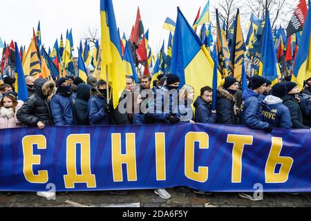 KIEV, UCRAINA - 22 febbraio 2017: Attivisti di gruppi nazionalisti durante la marcia della dignità nazionale. Iscrizione sul poster - unità Foto Stock