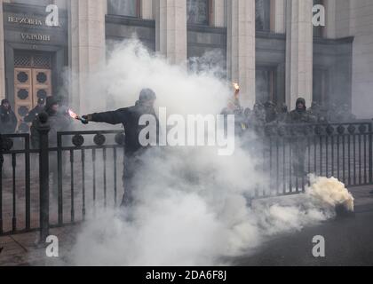 KIEV, UCRAINA - Feb 22, 2017: Attivisti di gruppi nazionalisti bruciano le fiamme fuori dalla costruzione del Parlamento ucraino durante la marcia della dignità nazionale Foto Stock