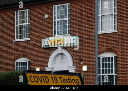 Coalville, Leicestershire, Regno Unito. 10 novembre 2020. Un cartello del covid-19 sta vicino ad un centro di lavoro dopo che il tasso di disoccupazione del Regno Unito è aumentato mentre il coronavirus continua a colpire il mercato del lavoro. Credit Darren Staples/Alamy Live News. Foto Stock