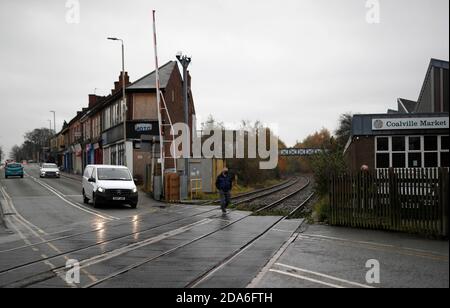 Coalville, Leicestershire, Regno Unito. 10 novembre 2020. Un uomo passa davanti a un mercato chiuso al coperto dopo che il tasso di disoccupazione del Regno Unito è aumentato mentre il coronavirus continua a colpire il mercato del lavoro. Credit Darren Staples/Alamy Live News. Foto Stock