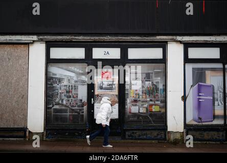 Coalville, Leicestershire, Regno Unito. 10 novembre 2020. Una donna oltrepassa le unità al dettaglio vuote dopo che il tasso di disoccupazione del Regno Unito è aumentato mentre il coronavirus continua a colpire il mercato del lavoro. Credit Darren Staples/Alamy Live News. Foto Stock