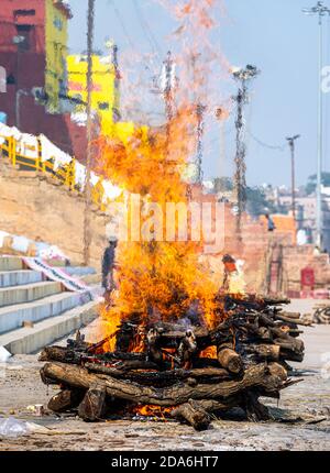 una pira sta bruciando sul ghat harishchandra a banaras. Foto Stock