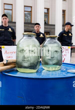 KIEV, UCRAINA - 11 luglio 2017: Incontro dei sostenitori della rimozione dell'immunità parlamentare vicino alle mura del parlamento ucraino - la Verkhovna Rada dell'Ucraina. Ritratti deputati corrotti Foto Stock