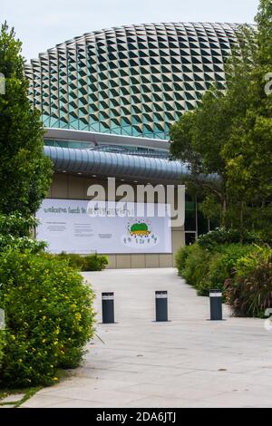 Vista verticale del percorso paesaggistico all'aperto dell'Esplanade Theatre. Singapore. Foto Stock