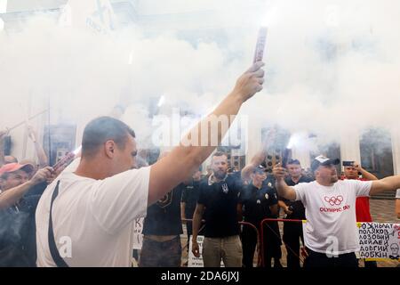 KIEV, UCRAINA - 11 luglio 2017: Gli attivisti ucraini tamburo barili vuoti, bruciare le fiamme e granate di fumo durante un raduno di fronte al Parlamento. Rally per la revoca dell'immunità parlamentare Foto Stock