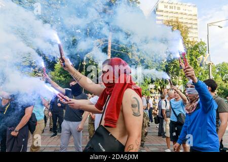 KIEV, UCRAINA - 11 luglio 2017: Gli attivisti ucraini tamburo barili vuoti, bruciare le fiamme e granate di fumo durante un raduno di fronte al Parlamento. Rally per la revoca dell'immunità parlamentare Foto Stock