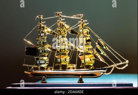 modello dorato di una nave a vela Foto Stock