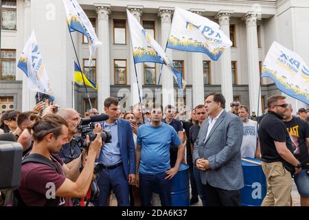 KIEV, UCRAINA - 11 luglio 2017: Incontro dei sostenitori della rimozione dell'immunità parlamentare vicino alle mura del parlamento ucraino. Mikhail Saakashvili in una riunione contro la corruzione Foto Stock