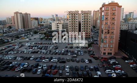 Spazio aperto utilizzato come parcheggio in Kuwait Foto Stock