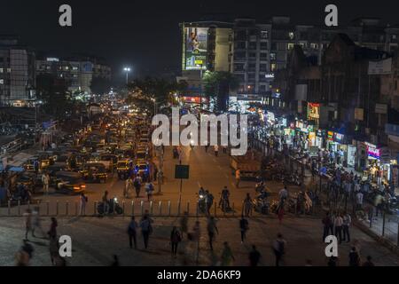 MIRAROAD, INDIA - 04 novembre 2020: Esterno Mira Road station occupato risciò stand notte Foto Stock