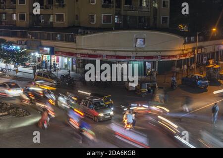 MIRAROAD, INDIA - 04 novembre 2020: union bank della strada trafficata chiuso di notte Mira Road ramo Foto Stock