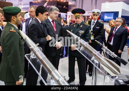 ABU DHABI, EMIRATI ARABI UNITI - 24 febbraio 2015: Presidente dell'Ucraina Petro Poroshenko durante una visita alla XII esposizione internazionale della difesa IDEX-2015 Foto Stock