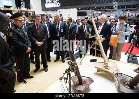 ABU DHABI, EMIRATI ARABI UNITI - 24 febbraio 2015: Presidente dell'Ucraina Petro Poroshenko durante una visita alla XII esposizione internazionale della difesa IDEX-2015 Foto Stock