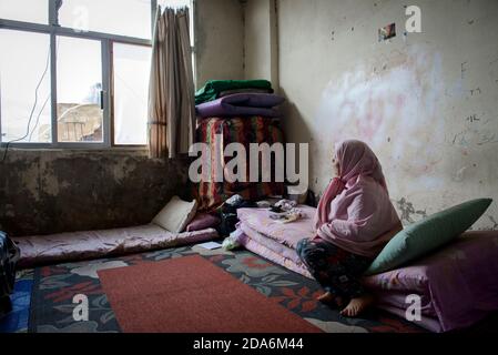 Una donna nella sua stanza all'interno di un cantiere abbandonato Occupato dai rifugiati siriani Saida-Libano il 2015-10-13 Foto Stock