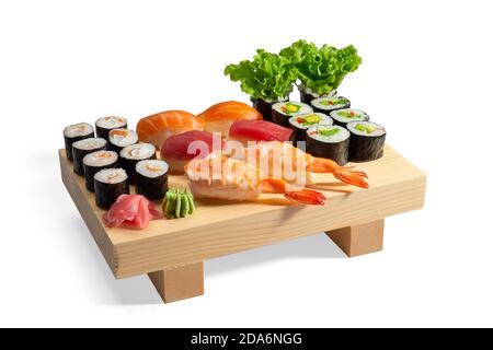 Set di sushi e sushi roll su una tavola di legno. Isolato su sfondo bianco. Foto Stock