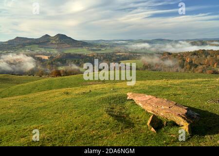 Il sole del mattino brucia la nebbia per rivelare la vista da Scott's View alle colline Eildon nei confini scozzesi. Foto Stock