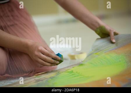 Disegno ragazza con gesso Foto Stock