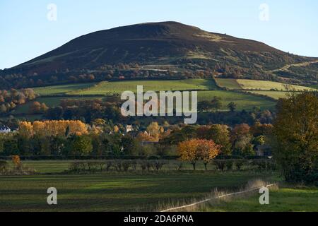 L'abbazia di Melrose è annidata ai piedi della collina di Eildon tra le foglie autunnali, come si vede da Gattonside, confini scozzesi. Foto Stock