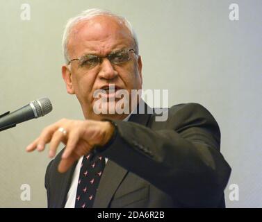 Il negoziatore di pace palestinese Saeb Erekat è morto di COVID-19 in un ospedale di Gerusalemme martedì 10 novembre 2020. Erekat viene mostrato a parlare con l'Associazione della Stampa straniera a Gerusalemme il 26 aprile 2015. File Foto di Debbie Hill/UPI Foto Stock