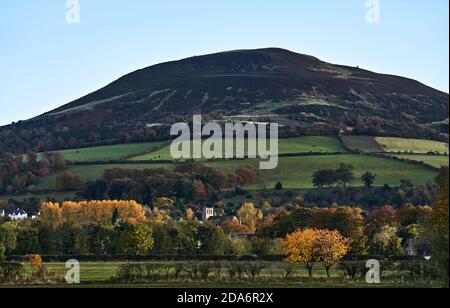 L'abbazia di Melrose è annidata ai piedi della collina di Eildon tra le foglie autunnali, come si vede da Gattonside, confini scozzesi. Foto Stock