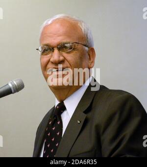 Il negoziatore di pace palestinese Saeb Erekat è morto di COVID-19 in un ospedale di Gerusalemme martedì 10 novembre 2020. Erekat viene mostrato a parlare con l'Associazione della Stampa straniera a Gerusalemme il 26 aprile 2015. File Foto di Debbie Hill/UPI Foto Stock