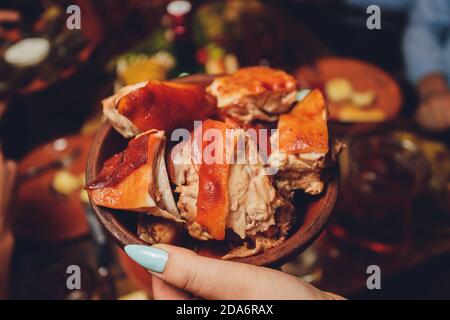 La carne di maiale fuso a snodo su una superficie di legno. Carne di maiale Horisontal il fuso a snodo sul round tavolo di legno con il lato piatto, close-up. Foto Stock