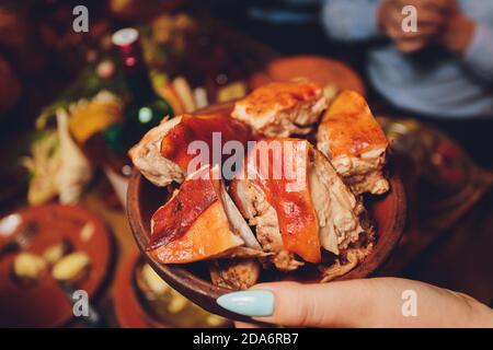 La carne di maiale fuso a snodo su una superficie di legno. Carne di maiale Horisontal il fuso a snodo sul round tavolo di legno con il lato piatto, close-up. Foto Stock