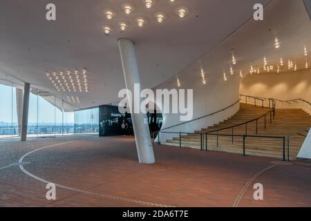 All'interno della sala concerti Elbphilharmonie nel quartiere HafenCity di Amburgo, in Germania, su una penisola del fiume Elba. Popolarmente soprannominato Elphi. Foto Stock
