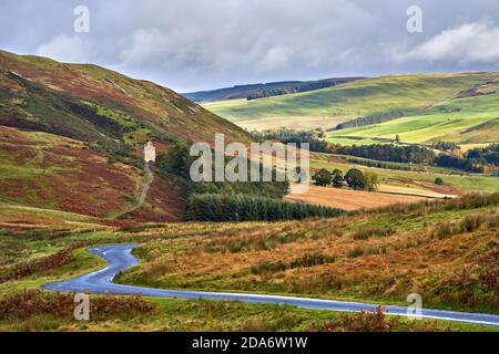 Kirkhope Tower, una Peel scozzese vicino a Ettrickbridge sotto il sole d'autunno. Foto Stock