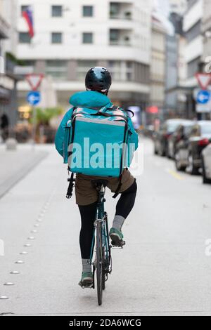 Corriere in bicicletta che consegna cibo in città. Foto Stock