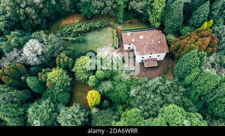 Drone vista aerea di casa tetto tegole rosso circondato da alberi Foto Stock
