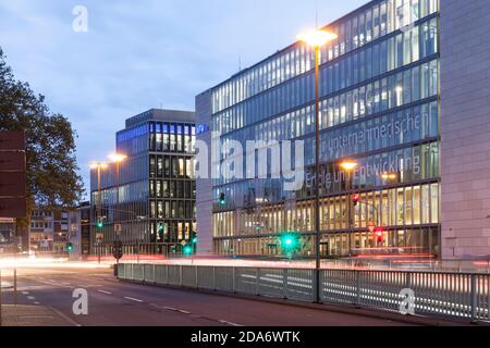 Entrambi gli edifici della sede centrale del KFW DEG - Deutsche Investitions- und Entwicklungsgesellschaft mbH (Corpo tedesco di investimenti e sviluppo Foto Stock