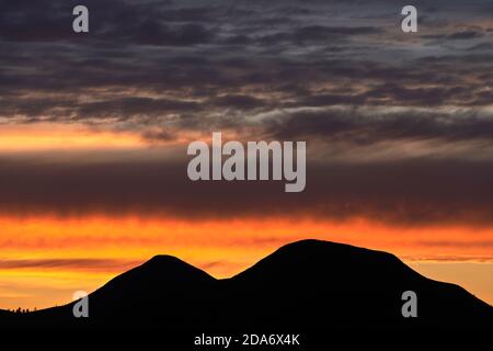 Spettacolare tramonto autunnale dietro le Eildon Hills visto da Scott's View nei confini scozzesi. Foto Stock