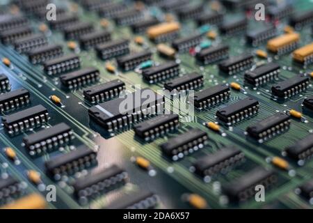 Closeup scheda elettronica a circuito stampato ( PCB )dettaglio dei componenti e un circuito integrato (ic) Foto Stock