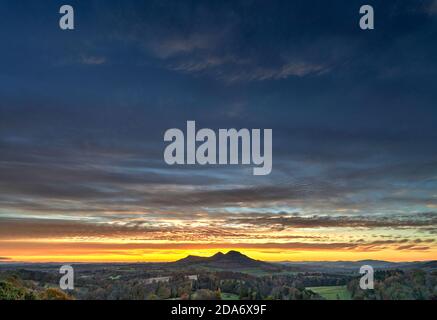 Spettacolare tramonto autunnale dietro le Eildon Hills visto da Scott's View nei confini scozzesi. Foto Stock